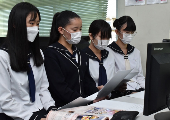 画面を見ながらおせちについて発表する生徒たち=一宮市日光町の修文女子高で