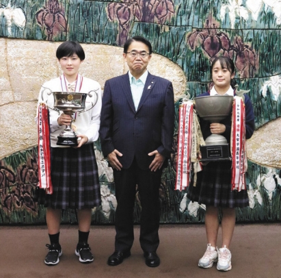 大村知事（中）に優勝を報告したハンドボール部の主将（左）と体操部の主将＝県公館で
