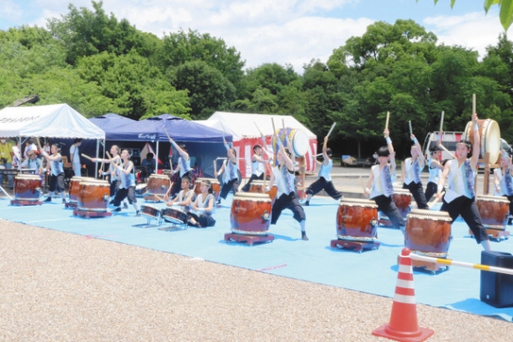 迫力ある演奏を披露する和太鼓部=8日、JR岐阜駅南側の清水緑地公園で