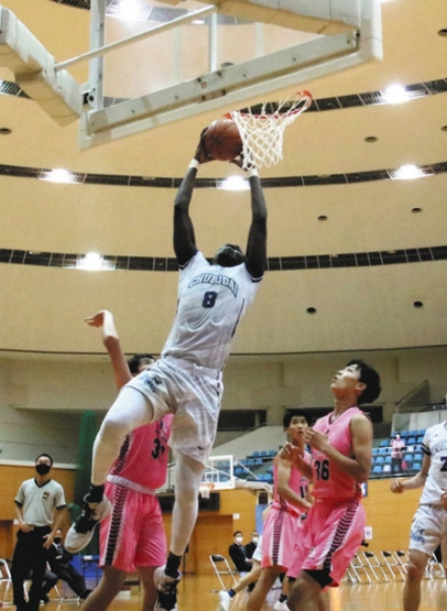 シュートを決める中部大第一のトラオレ選手＝名古屋市千種区で