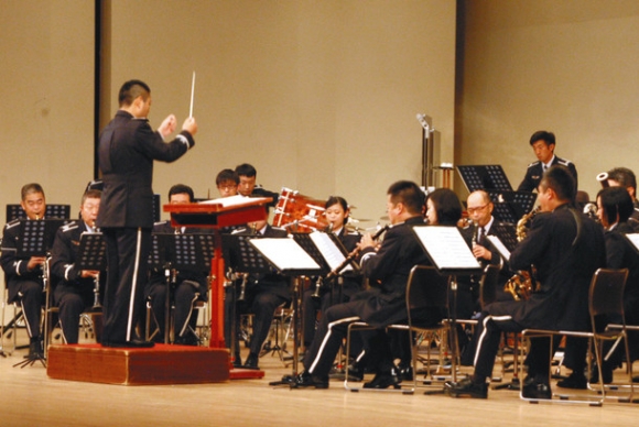 演奏する中部航空音楽隊=高山市昭和町の市民文化会館で