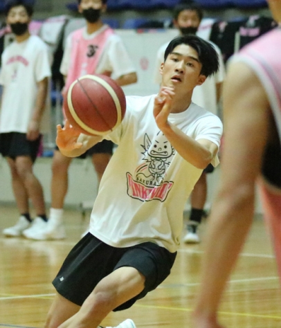 練習に励む松野主将＝豊橋市の桜丘高で