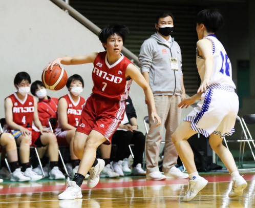 聖和学園－安城学園　第４クオーター、ドリブルをする関選手