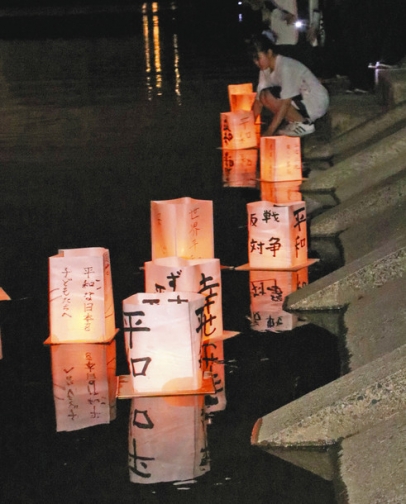 平和への願いを込め参加者が豊川に流した灯籠=豊橋市で