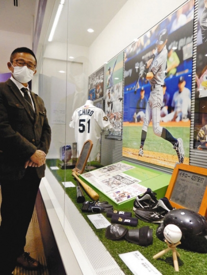 寄贈されたイチローさんの道具を前にする倉野監督＝名古屋市千種区の愛工大名電高で