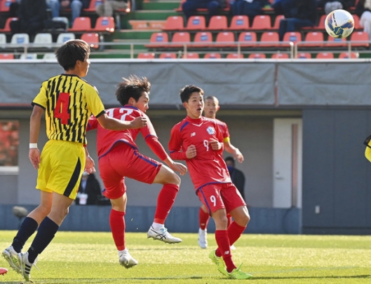 西武台－三重　前半、先制ゴールを決める三重の大地山開（１７）＝ＮＡＣＫ５スタジアム大宮で