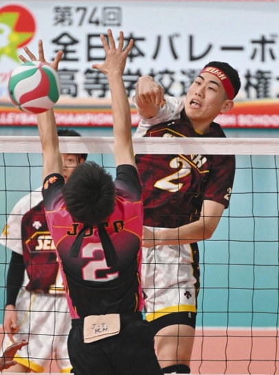 （右）城東戦の第１セット、スパイクを放つ星城の細川選手＝いずれも東京体育館で