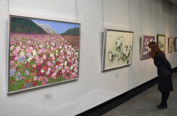季節の花の日本画などが並ぶ会場＝岡崎市美術館で