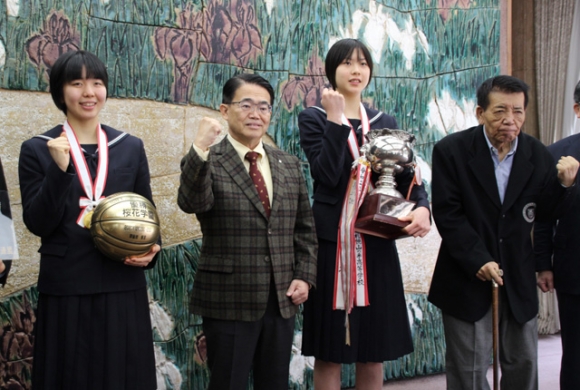 大村知事にウインターカップの優勝を報告する桜花学園の朝比奈主将（右から２人目）、平下選手（左）、井上監督（右）＝県公館で