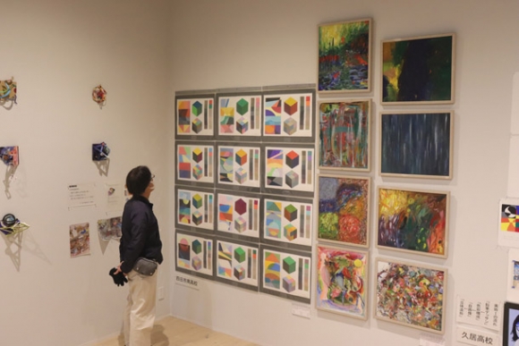 会場に展示された生徒らの作品＝津市久居東鷹跡町の市久居アルスプラザで