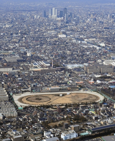 アジア競技大会の選手村が建設される名古屋競馬場（手前）。大会後の再開発で一角に誉高校が移転する方針を固めた。後方は名古屋駅付近のビル群＝名古屋市港区で、中日新聞社ヘリ「おおづる」から