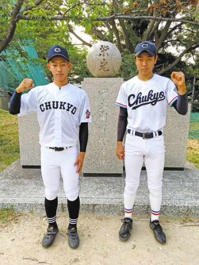今夏着用のユニホームを着る今泉颯太主将（左）と、以前のユニホーム姿の高橋宏斗投手（右）＝名古屋市昭和区の同校で（麻生和男撮影）