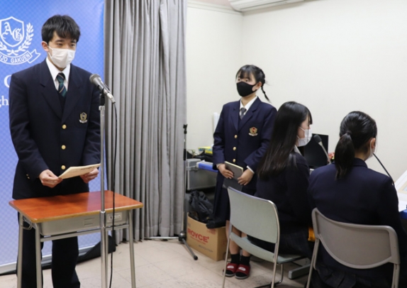 メッセージを読み上げる渡辺さん＝安城市の安城学園高で
