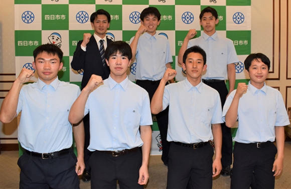 全国の舞台への意気込みを語った選手と監督＝四日市市役所で