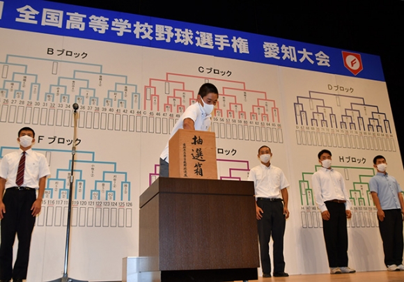 愛知大会の組み合わせ抽選に臨む選手ら＝刈谷市総合文化センターで