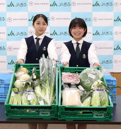 ＪＡぎふから地元産の食材を受けとった生徒たち＝岐南町八剣のＪＡぎふ岐南支店で