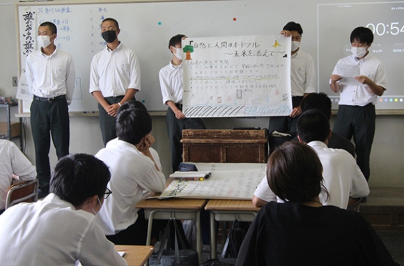 生徒や担当者らに向け発表する生徒たち＝四日市市追分１の海星高で