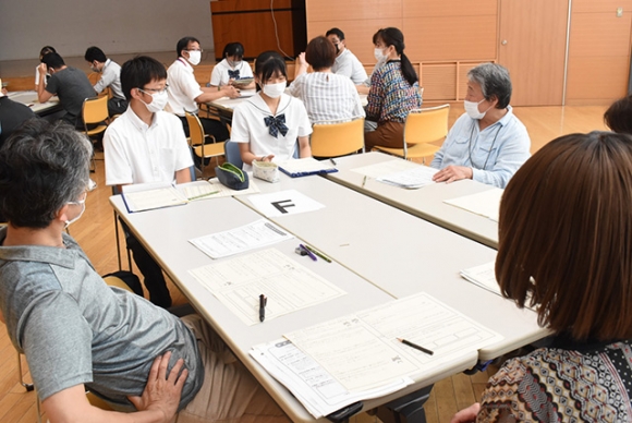 防災について意見交換する市民ら＝岡崎市矢作町で