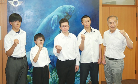 ガッツポーズする生徒達、中村市長＝鳥羽市役所で