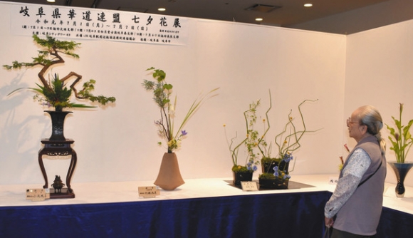 自由に表現された作品が並ぶ会場=岐阜市の岐阜シティ・タワー43で
