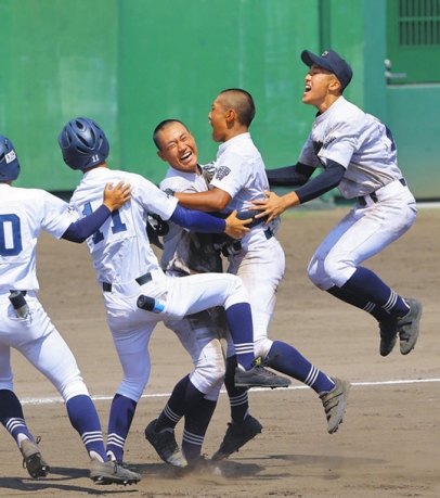 あべの翔学にサヨナラ勝ちし、３年ぶり１１度目の優勝を喜ぶ中京ナイン。右から２人目はサヨナラ二塁打を放った藤村＝明石トーカロで