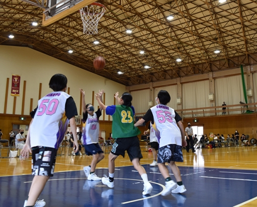 ミニゲームで競い合う選手たち＝豊明市の星城高で