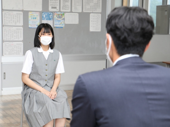 実践的な質問に受け答えをする、就職希望の生徒＝高山市下林町の高山西高で