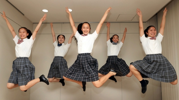 優勝報告に訪れた至学館高ダンス部ＳＨＤのメンバー＝中日新聞社で