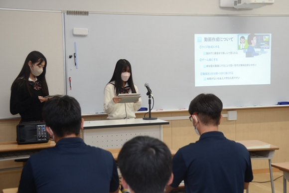 市職員らを前に発表する生徒＝愛西市持中町の清林館高で