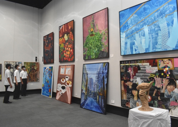 三河地方の高校生の作品が並ぶ美術展＝岡崎市明大寺町の市美術館で