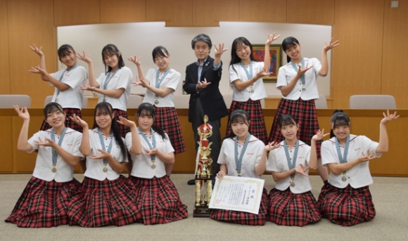 太田市長（後列左から４人目）に準優勝を報告した豊田大谷高校ダンス部＝豊田市役所で