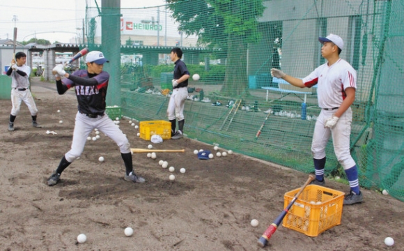 バッティング練習に励む部員たち＝江南市東野町の滝高で