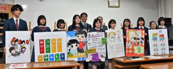 ポスターやキャラクターのデザインを手がけた東邦高の生徒ら=名東区の同校で