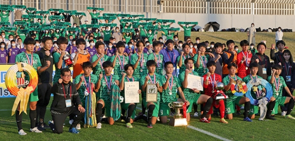 ＰＫ戦で東海学園に勝利し笑顔の東邦イレブン＝いずれも名古屋市港区のＣＳアセット港サッカー場で