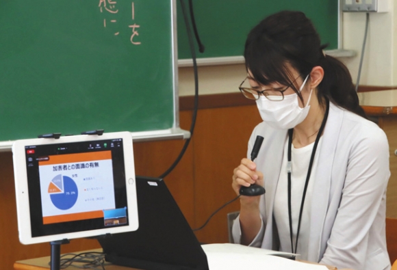 放送を通じて性被害への注意を呼び掛ける県警職員＝岐阜市の鶯谷中学・高校で