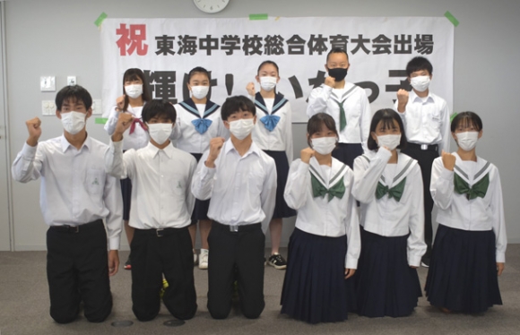 東海大会に向けて意気込む選手たち=伊賀市役所で