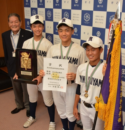 伊藤市長（左端）に意気込みを語った（左から）塩瀬さん、中村さん、北川さん＝瀬戸市役所で
