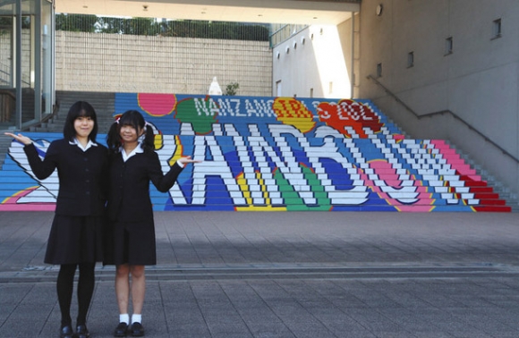 階段アートなどの制作を主導した中村さん（右）と原田さん＝昭和区で