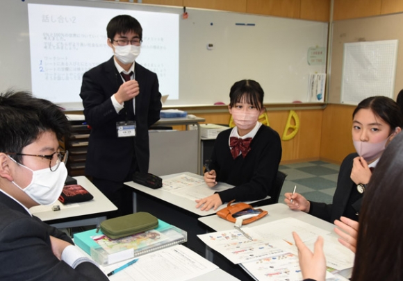大学生が講師役となり、消費税の仕組みや役割について学ぶ生徒ら＝岐阜市柳津町高桑西の岐阜聖徳学園大付属中で
