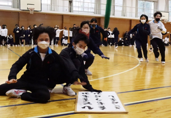 札を奪い合う生徒たち=岐阜市の鶯谷中で