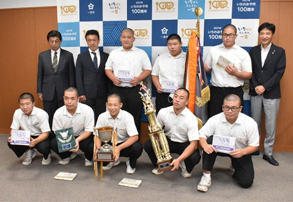 全国優勝を果たした大成中のメンバーら＝一宮市役所で