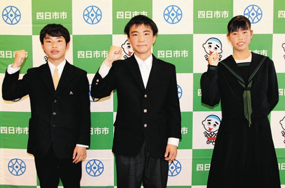 全国大会に向け意気込む選手たち＝四日市市役所で