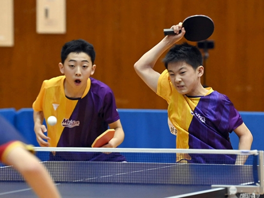 男子団体の決勝でプレーする愛工大名電の生徒ら＝高知市の高知県立県民体育館で