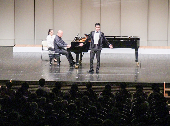 クラシックの演奏や歌を披露する音楽家ら＝津市の県文化会館で