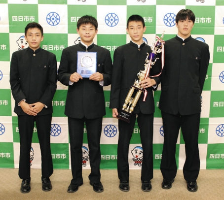 連覇を報告した選手ら＝四日市市役所で