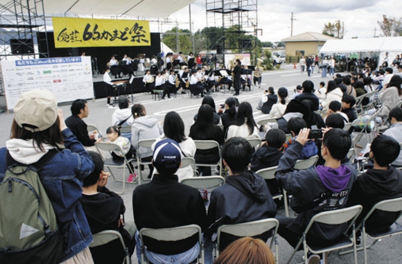 ステージで披露された愛知中学校吹奏楽部の演奏＝愛荘町蚊野のラポール秦荘で