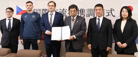 調印式に参加したシュテパーンさん(左から3人目)と足立誠校長(同4人目)ら=一宮市千秋町の大成中学・高校で