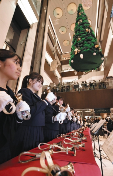 クリスマスにハンドベルの音色を響かせる金城学院高の生徒ら=名古屋・名駅のミッドランドスクエアで