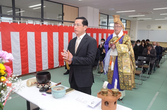 校舎完成の落慶法要に参加する椙村理事長(左)ら=いずれも愛西市の清林館中で