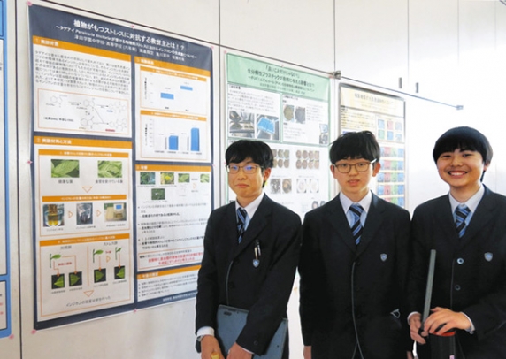 みえ探究フォーラムのポスター発表で県教育長賞に輝いた生徒ら＝桑名市野田の津田学園で